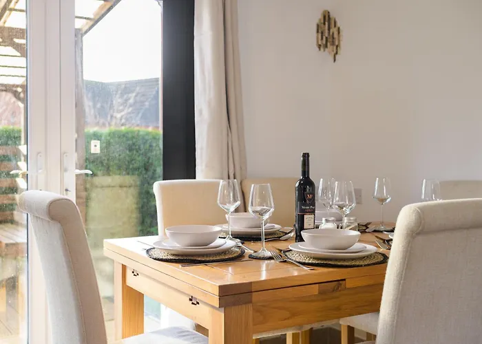 15 Mins To Centre! Sleeps 7, Free Parking, Wi-fi & Garden * Manchester