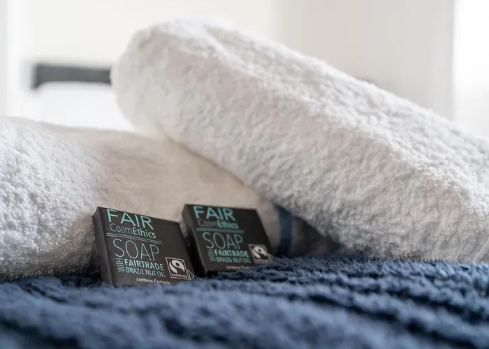 Apartamento Spacious 2-bed House Sleeps 7 Near *