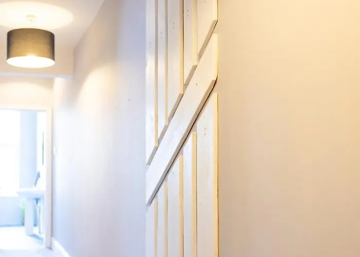 Charming 2-bed In M16