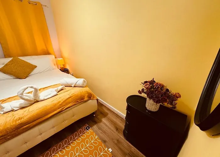 Apartamento Luxury 2-bed Apartment,office With Built-in Tv King Bed, Private Entrance And Free Parking *