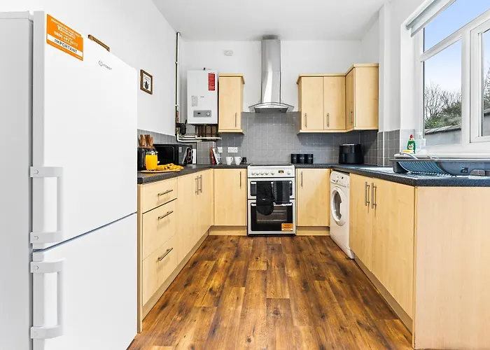 Comfortable 4 Bed - Free Parking & Fast Wifi *