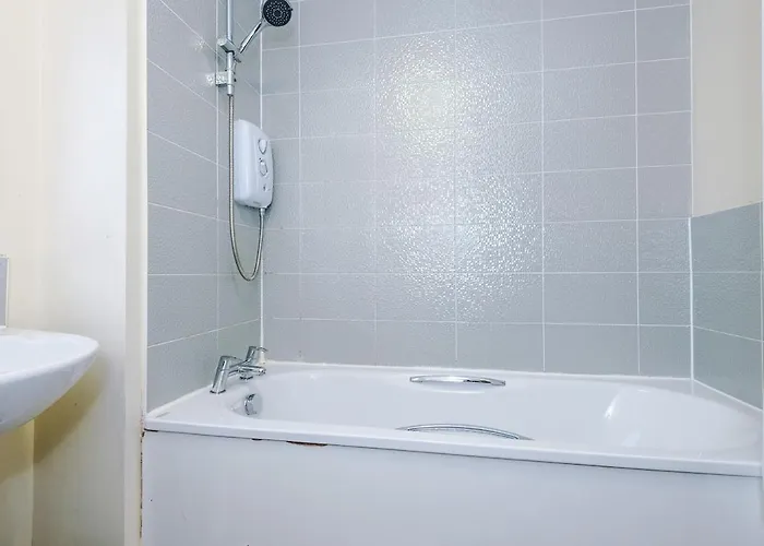 The Lawnswood - Stylish & Spacious Near Centre & Etihad - Ideal For Business Or Work - Presented By Parydise Daire Manchester