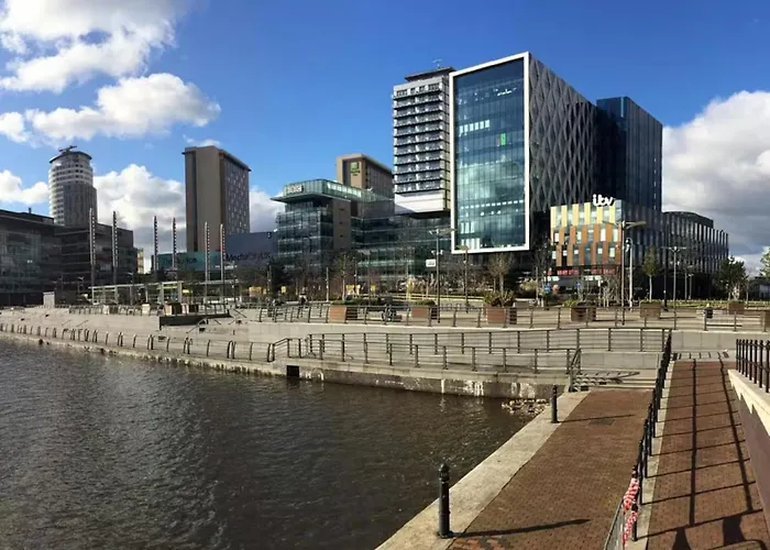 Six Bedroom Group Near Mediacityuk With Garden And Lockbox Check In 3*