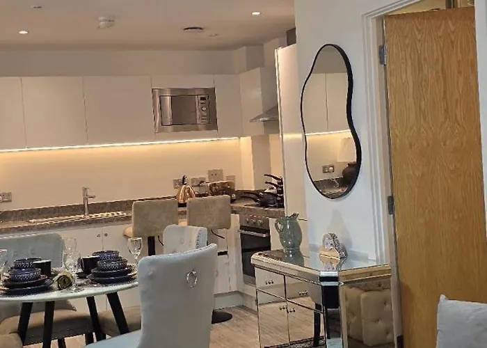 Modern Two Bedroom For Five With On-site Parking In Salford *