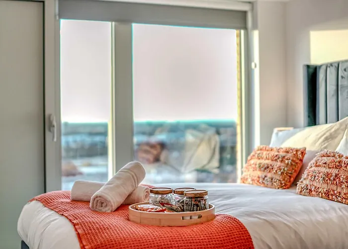 2-br Flat - & Town Centre View -1 Minute To Train & Tram Station - Sleeps 5