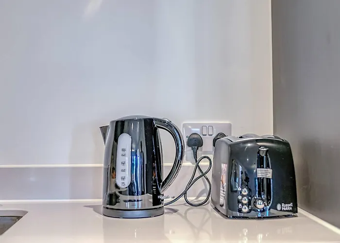 View - 1 Minute To Transport Links - Sleeps 3