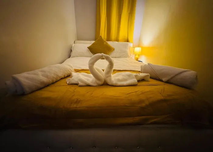 Luxury 2-bed Apartment,office With Built-in Tv King Bed, Private Entrance And Free Parking