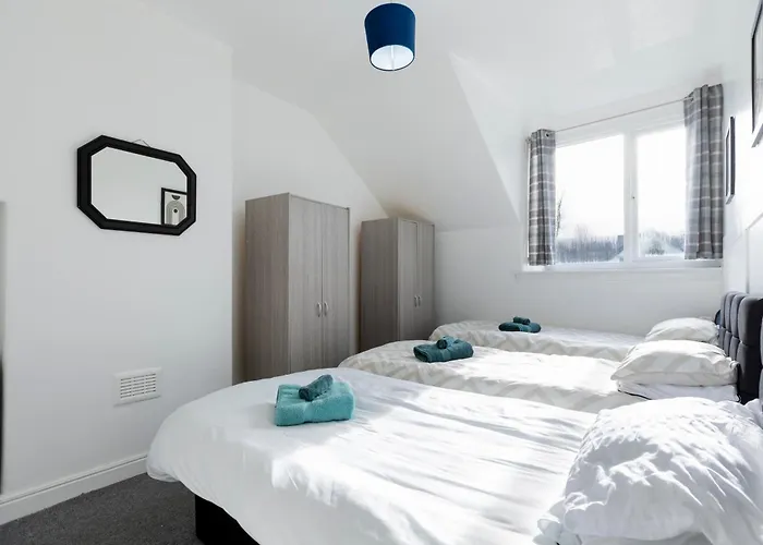 Free Parking, Large House For Contractors & Families, Sleeps 6, 15mins To Centre דירה