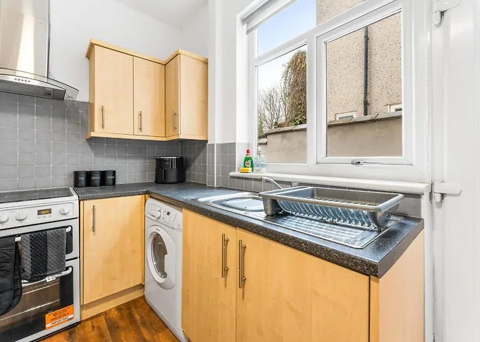 Comfortable 4 Bed - Free Parking & Fast Wifi Lägenhet *