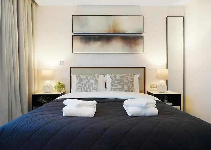 Stylish & Spacious 2 Bedroom 2 Bathroom דירה *