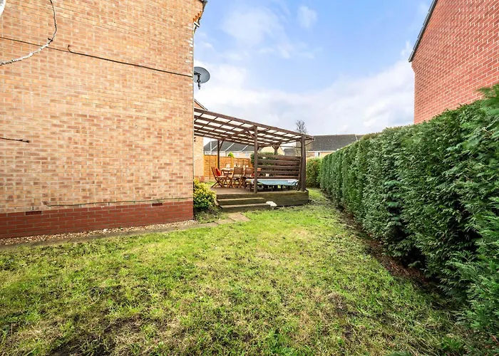 Spacious 3 Bed - Parking, Wi-fi & Garden *