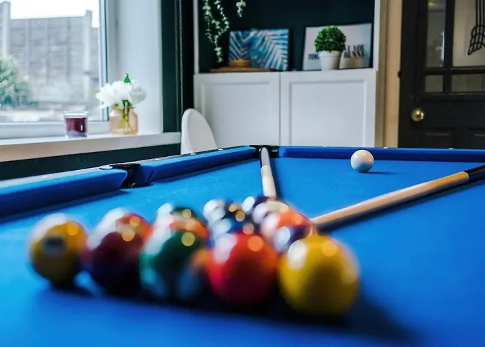 Stylish Home, Sleeps 7, Pool Table, Free Parking, Free Wi-fi, Full Kitchen, Perfect For Groups Apartman *