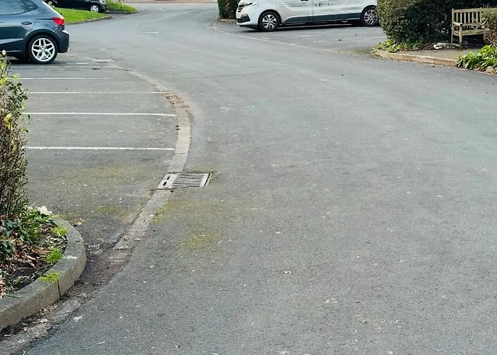 Luxury 2-bed Apartment,office With Built-in Tv King Bed, Private Entrance And Free Parking * Mánchester