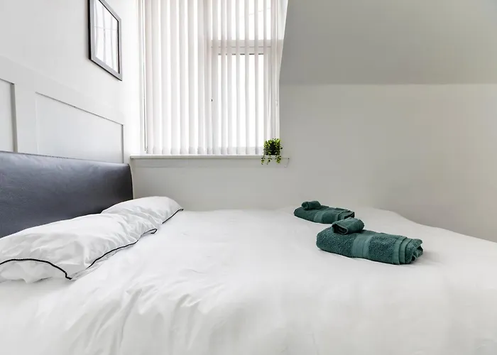 Free Parking, Large House For Contractors & Families, Sleeps 6, 15mins To Centre * Manchester