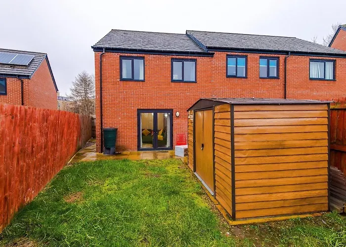 The Lawnswood - Stylish & Spacious Near Centre & Etihad - Ideal For Business Or Work - Presented By Parydise