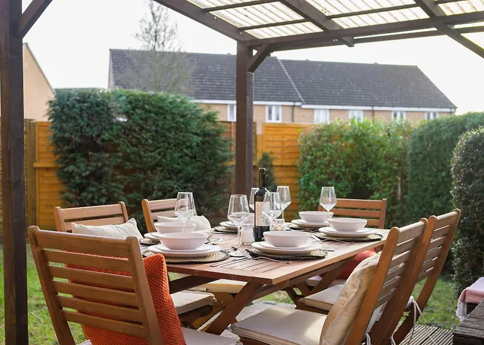 Spacious 3 Bed - Parking, Wi-fi & Garden Apartment Manchester