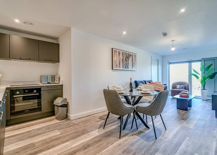 2-br Flat - & Town Centre View -1 Minute To Train & Tram Station - Sleeps 5 *