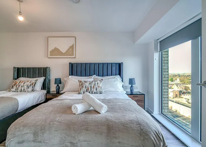 아파트 2-br Flat - & Town Centre View -1 Minute To Train & Tram Station - Sleeps 5 맨체스터