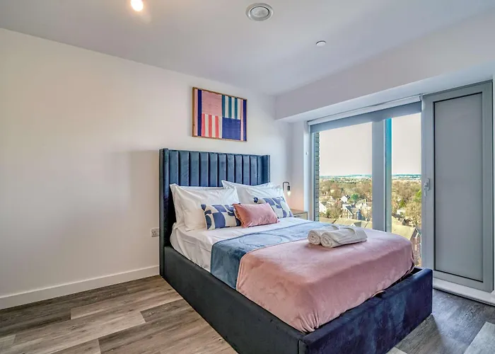 View - 1 Minute To Transport Links - Sleeps 3