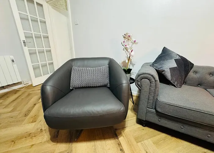 Luxury 2-bed Apartment,office With Built-in Tv King Bed, Private Entrance And Free Parking *