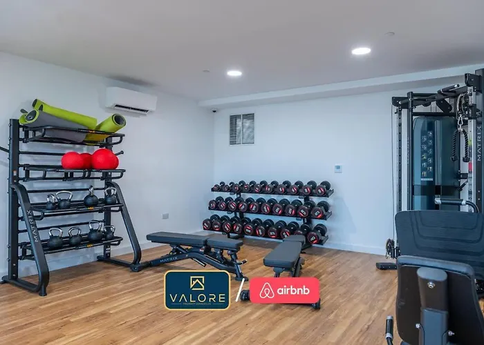 아파트 Luxury Waterfront 2br - Free Gym Access & Parking