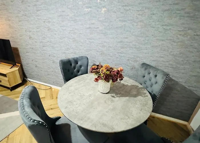 Luxury 2-bed Apartment,office With Built-in Tv King Bed, Private Entrance And Free Parking *