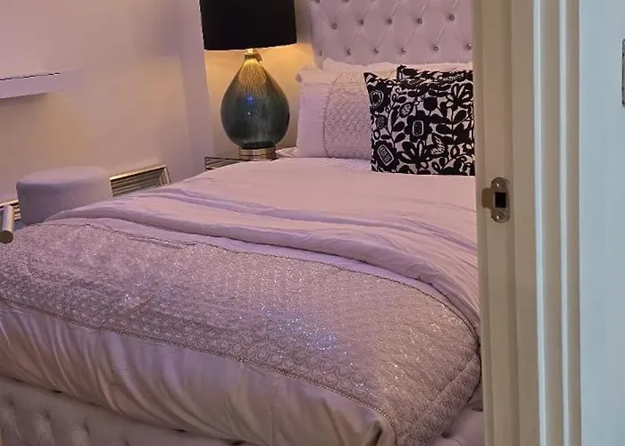 Daire Modern Two Bedroom For Five With On-site Parking In Salford