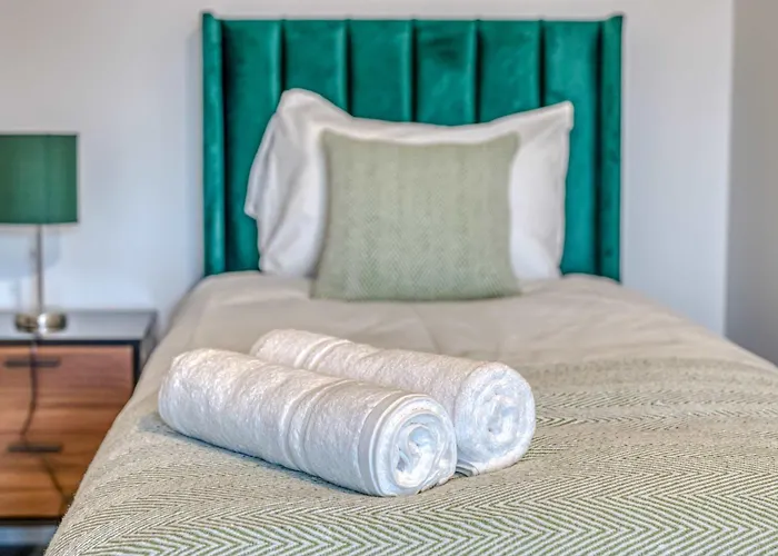 아파트 2-br Flat - & Town Centre View -1 Minute To Train & Tram Station - Sleeps 5 맨체스터