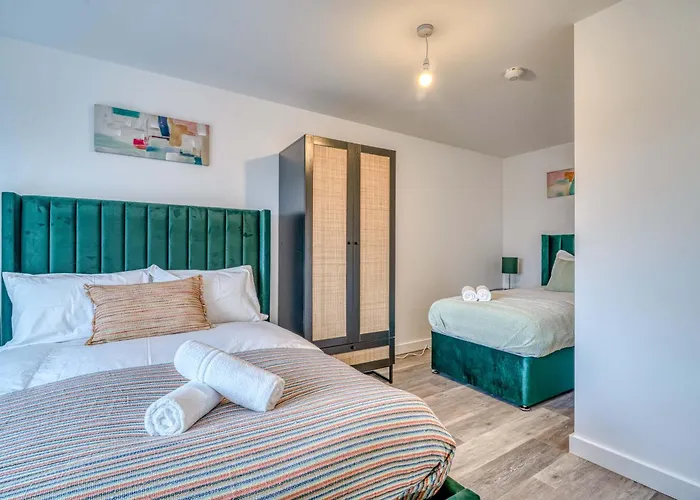 Apartment 2-br Flat - & Town Centre View -1 Minute To Train & Tram Station - Sleeps 5 Manchester