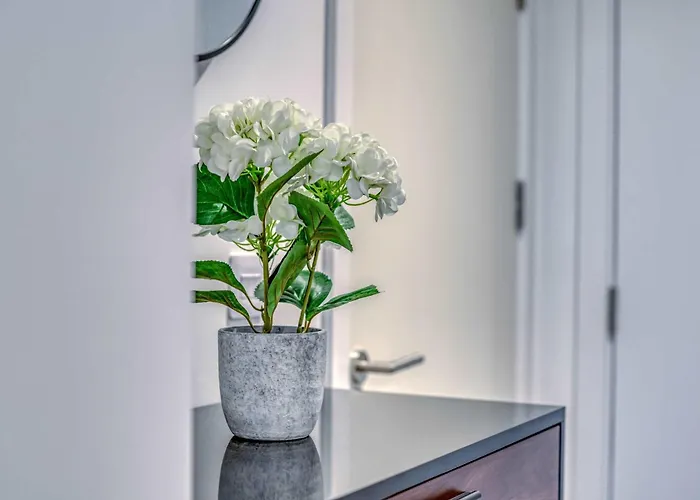 2-br Near Salford Royal - & Town Centre View - 1 Minute To Train & Tram Station - Sleeps 6 *