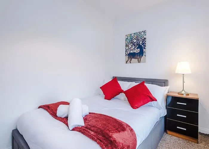 Apartman Stylish Home, Sleeps 7, Pool Table, Free Parking, Free Wi-fi, Full Kitchen, Perfect For Groups *