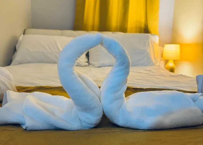 Luxury 2-bed Apartment,office With Built-in Tv King Bed, Private Entrance And Free Parking