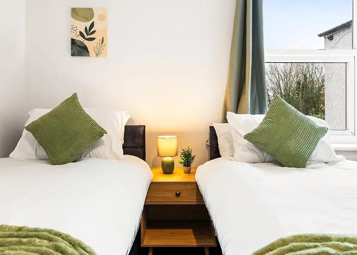 Comfortable 4 Bed - Free Parking & Fast Wifi *