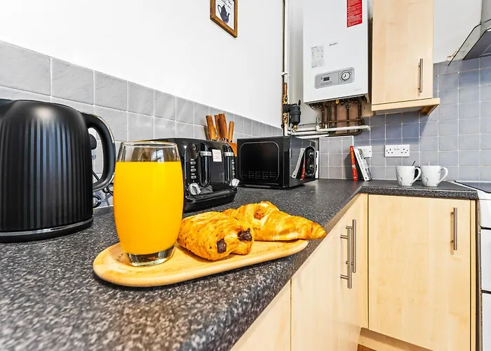 Comfortable 4 Bed - Free Parking & Fast Wifi *