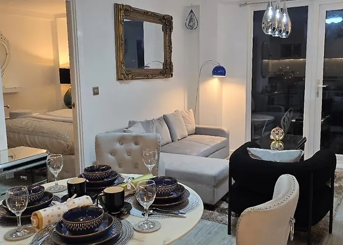 Modern Two Bedroom For Five With On-site Parking In Salford Daire