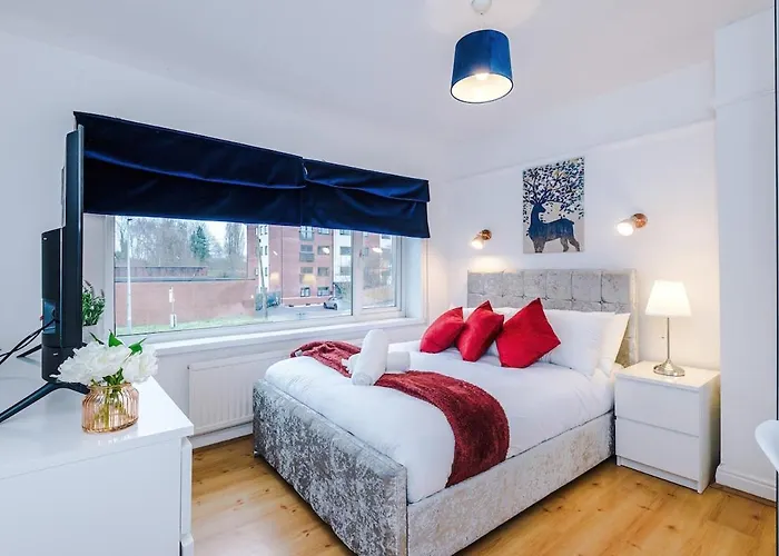 Stylish Home, Sleeps 7, Pool Table, Free Parking, Free Wi-fi, Full Kitchen, Perfect For Groups