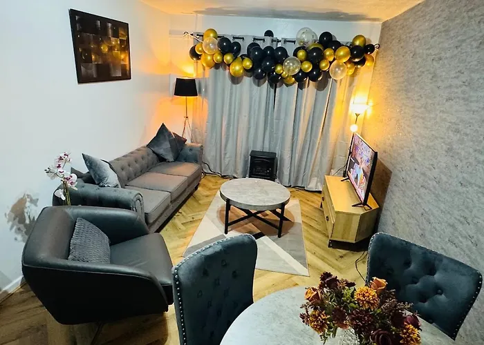 Luxury 2-bed Apartment,office With Built-in Tv King Bed, Private Entrance And Free Parking