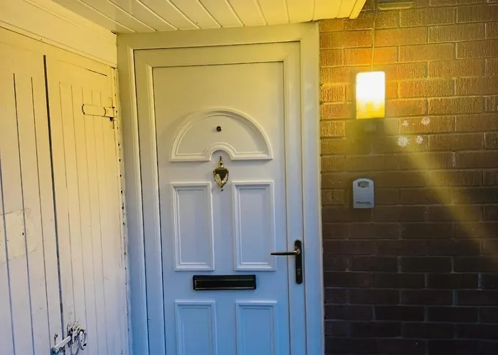 Luxury 2-bed Apartment,office With Built-in Tv King Bed, Private Entrance And Free Parking Mánchester