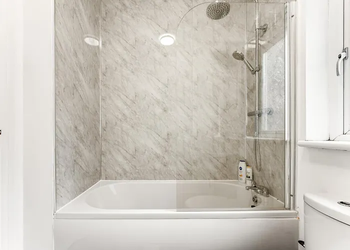 아파트 Comfortable 4 Bed - Free Parking & Fast Wifi 덴턴