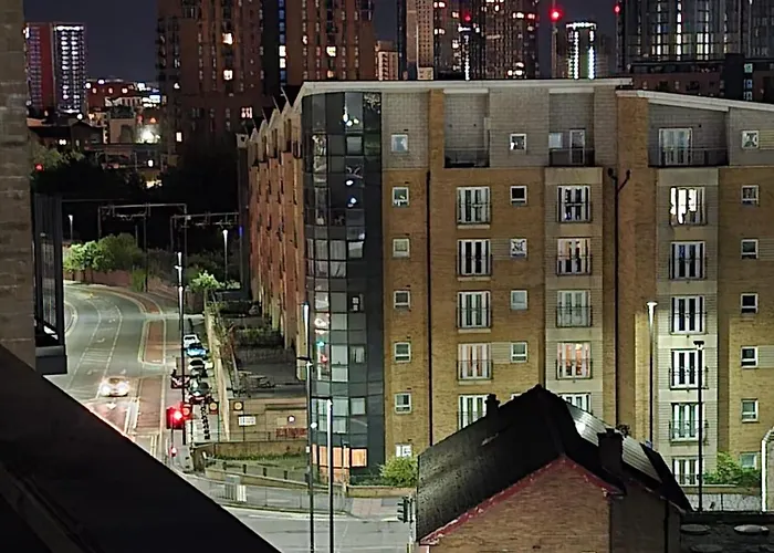 Mega12 Luxury Modern At Centre,2 Bath, 2 Toilets, 2 King Beds,-free Car Park *