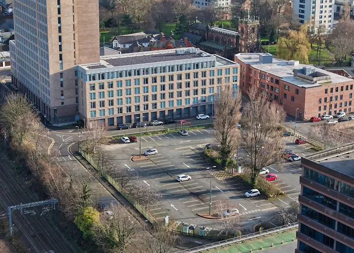 2-br Flat - & Town Centre View -1 Minute To Train & Tram Station - Sleeps 5 Appartamento *