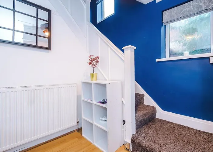 Stylish Home, Sleeps 7, Pool Table, Free Parking, Free Wi-fi, Full Kitchen, Perfect For Groups Appartamento