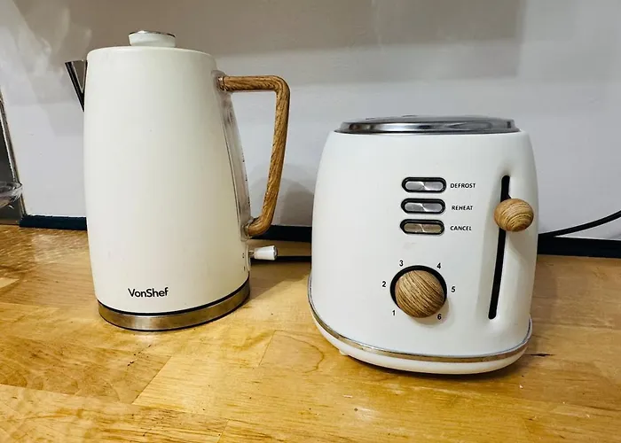 Luxury 2-bed Apartment,office With Built-in Tv King Bed, Private Entrance And Free Parking Mánchester