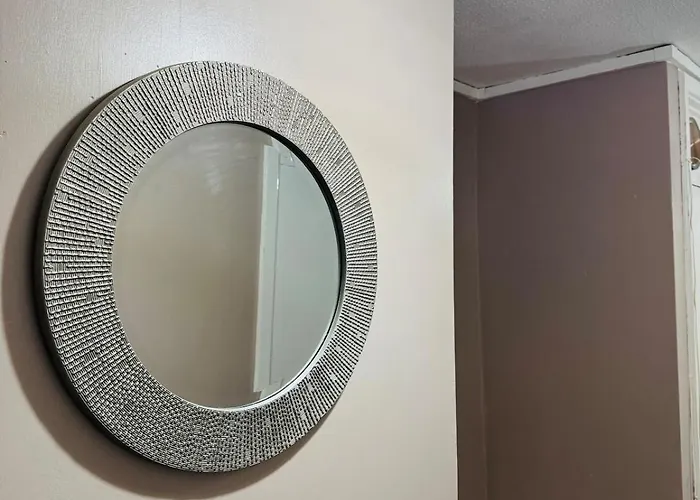 Luxury 2-bed Apartment,office With Built-in Tv King Bed, Private Entrance And Free Parking *