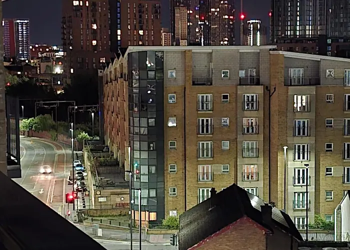 Modern Two Bedroom For Five With On-site Parking In Salford