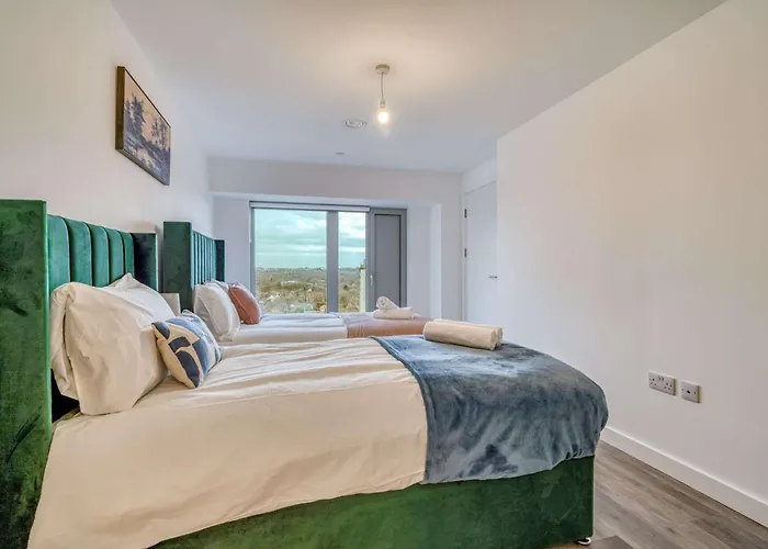 2-br Near Salford Royal - & Town Centre View - 1 Minute To Train & Tram Station - Sleeps 6 * 曼彻斯特