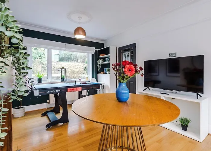 Stylish Home, Sleeps 7, Pool Table, Free Parking, Free Wi-fi, Full Kitchen, Perfect For Groups