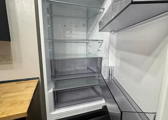 Luxury 2-bed Apartment,office With Built-in Tv King Bed, Private Entrance And Free Parking *