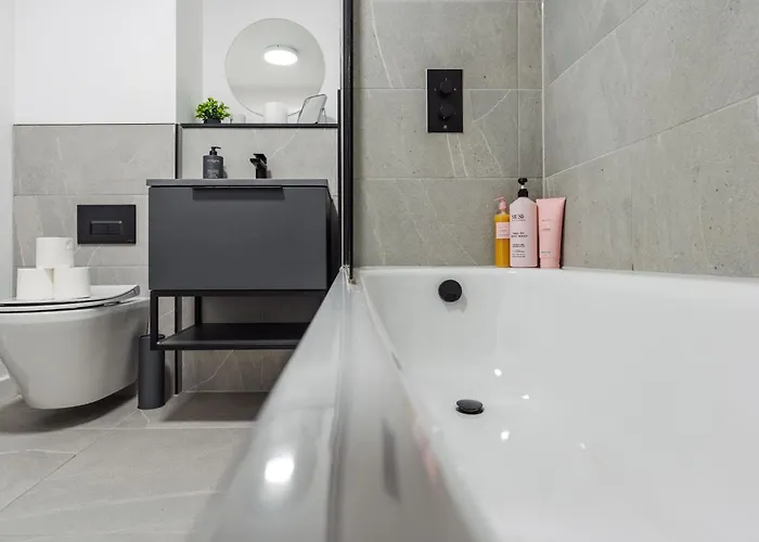 2 Bedroom - Old Trafford - Balcony - Free Parking