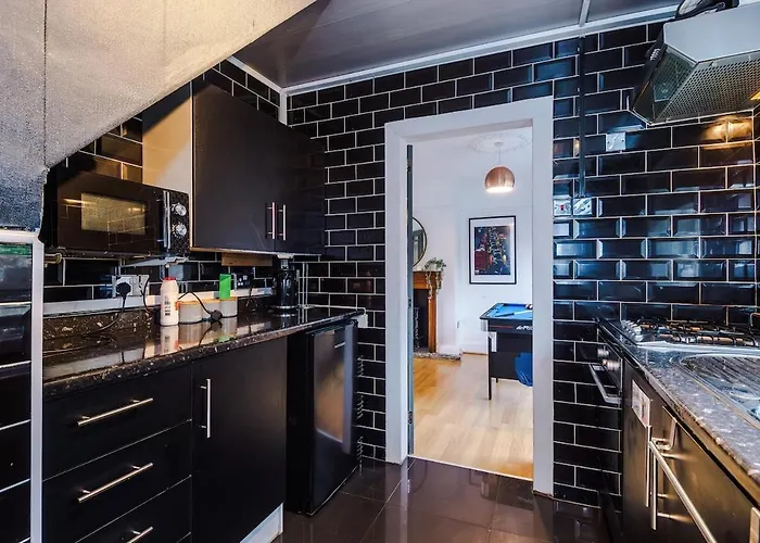 Stylish Home, Sleeps 7, Pool Table, Free Parking, Free Wi-fi, Full Kitchen, Perfect For Groups * Manchester